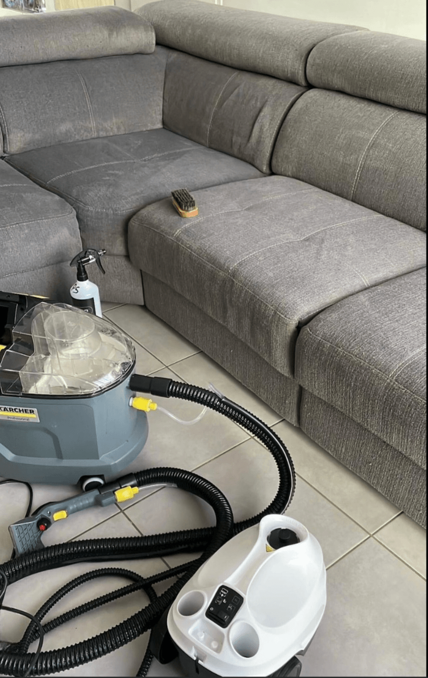 Matériel de nettoyage en place sur un chantier de nettoyage de canapé
